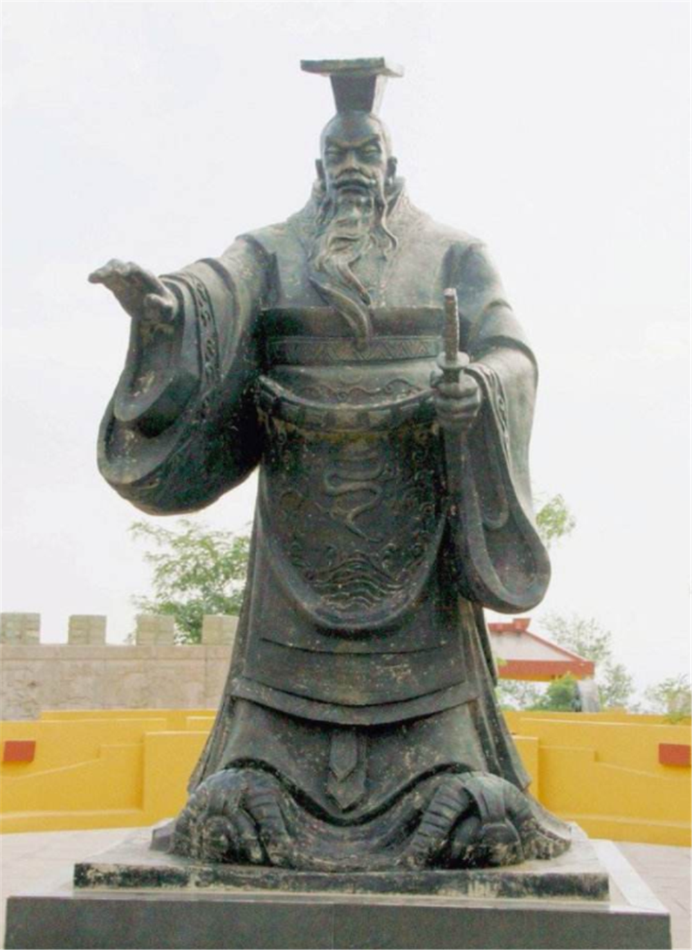 春秋第一霸主齐桓公最后被活活饿死尸体搁置两个多月