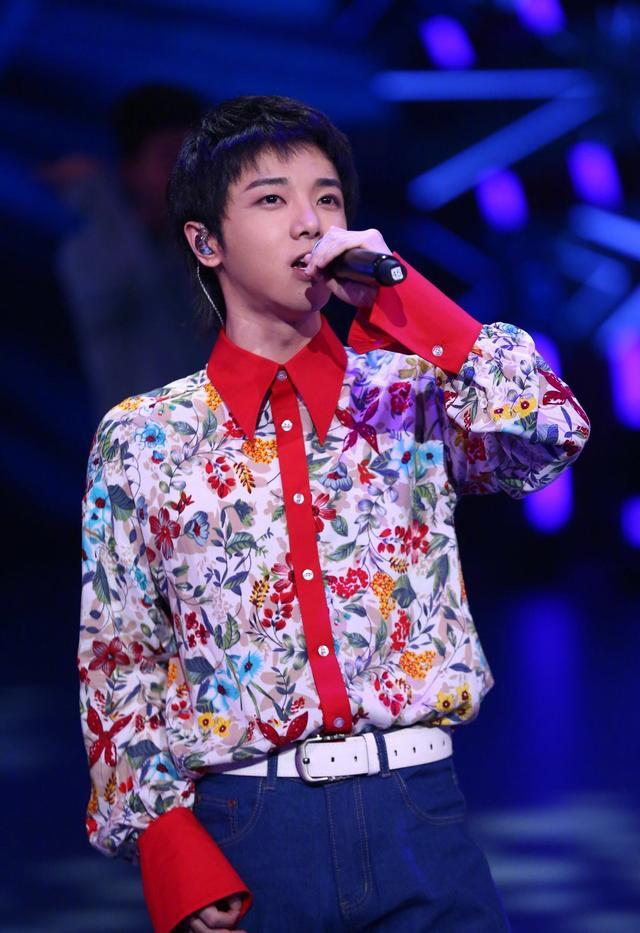 华晨宇化身"小奶狼"演绎《饿狼传说》正面刚王源争王牌领唱