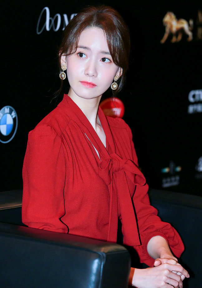 林允儿这是什么身材,穿大红裙展出"牛奶肤",小说中才有的人物