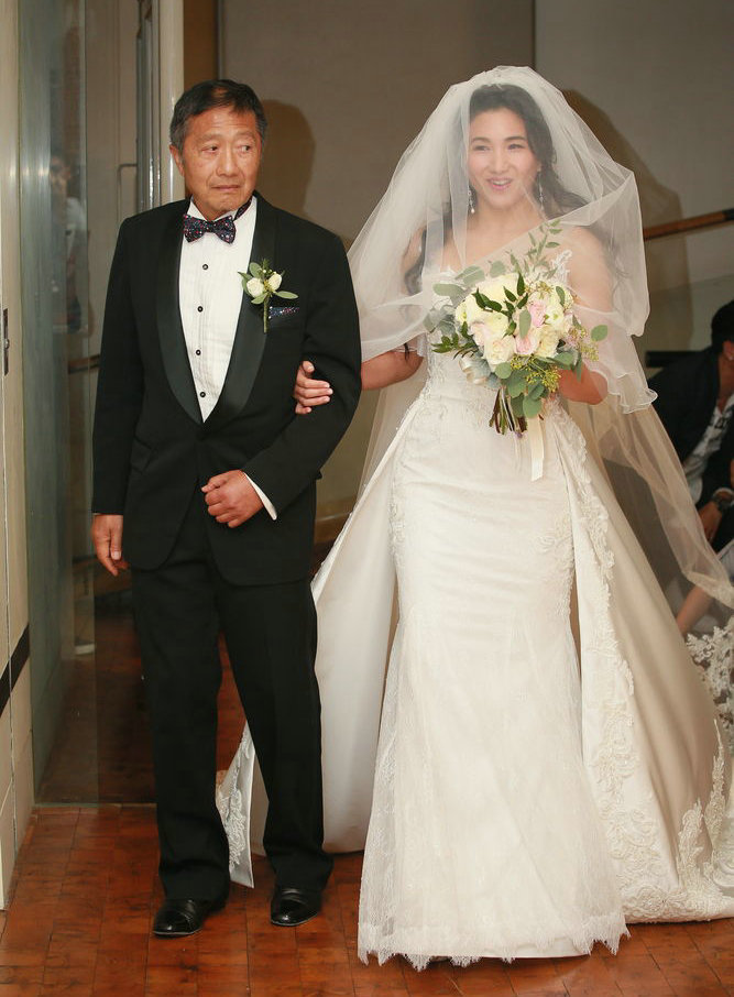 郑佩佩嫁女前夫陪女儿出场而他离婚后却不愿参加儿子婚礼