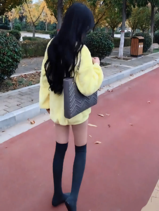 真服了这美女全身上下就穿件卫衣后面看连大腿根都快遮不住