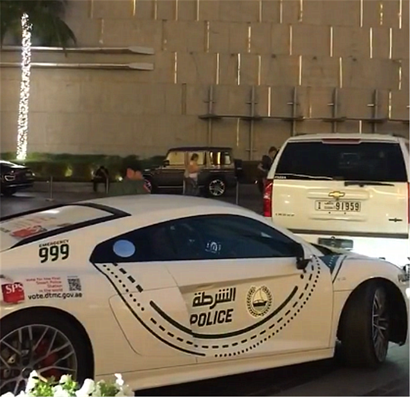 迪拜实拍奥迪r8警车车旁还有一辆巴博斯车牌三连号3个7