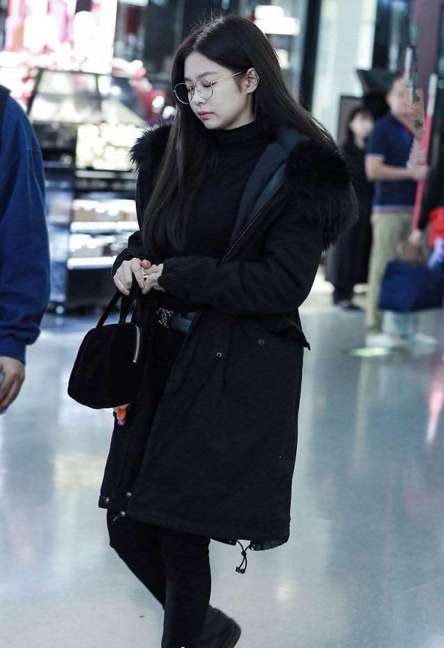 可见金智妮的衣品真的是非常不错了,她的这一身也是非常日常的穿搭