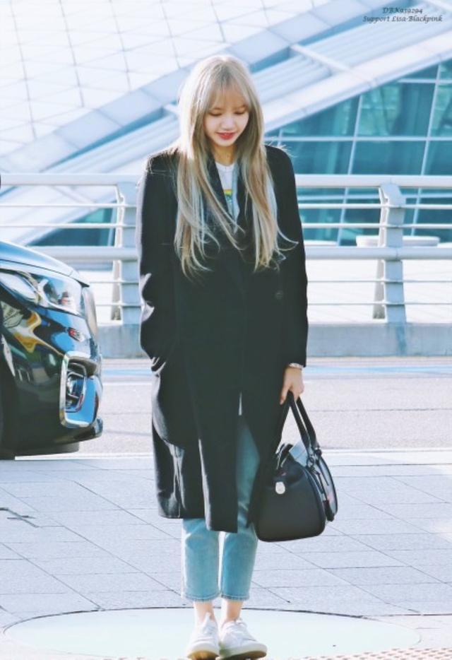 韩国女团成员lisa走机场,大衣内搭格纹西装,新发色却更好看!