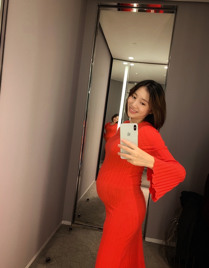 奥运冠军邹凯娇妻晒大肚照:一身红裙太性感,怀孕7个月做一字马