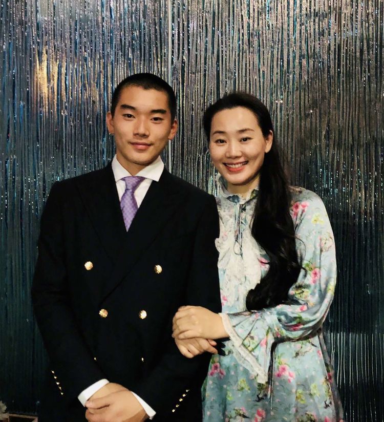 第二任妻子让他成富豪,今48岁成人生赢家|林依轮|黄琏|妻子_新浪新闻