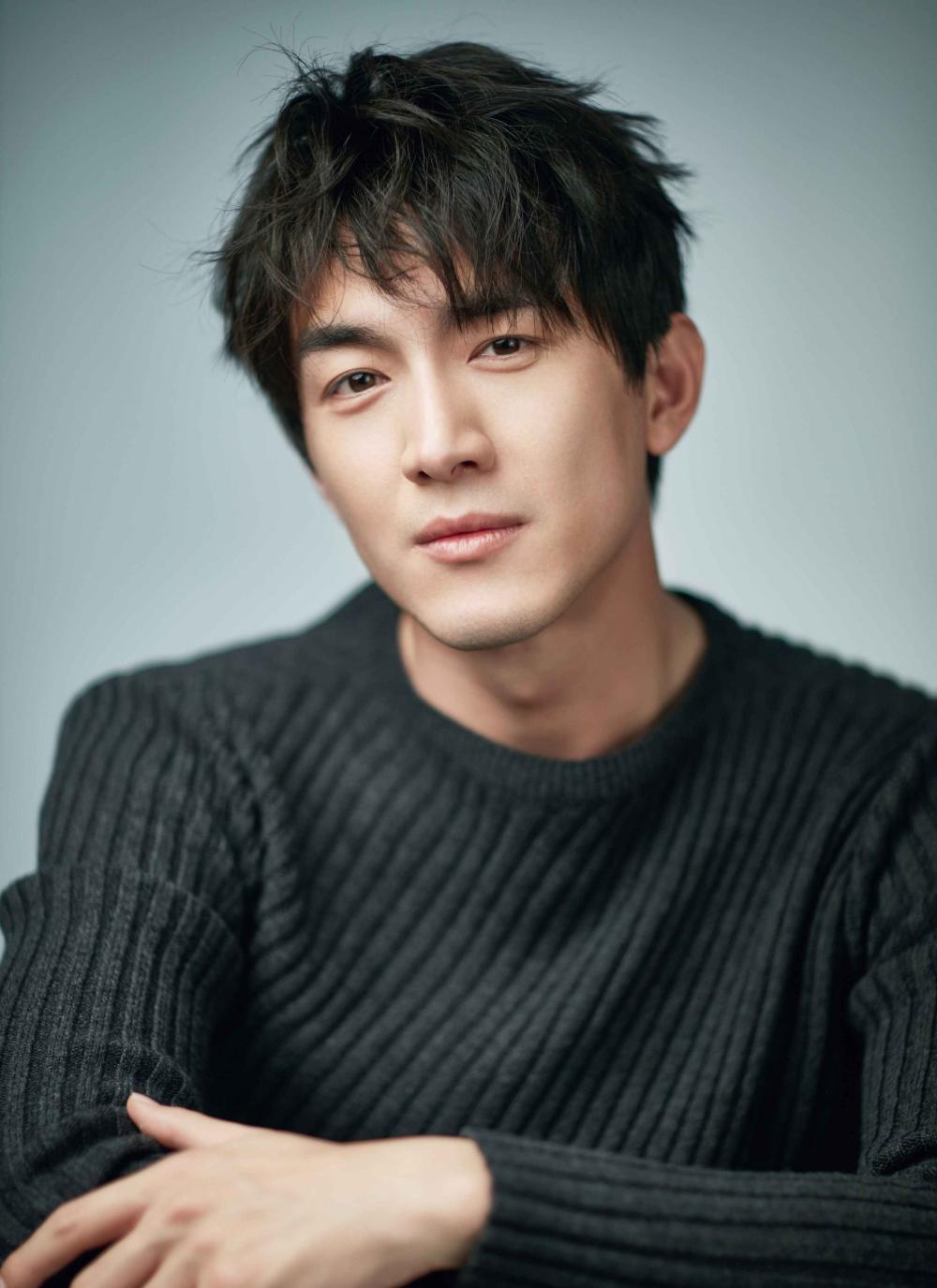 林更新现身理发店被偶遇,乖乖坐着很安静,胸前的蝴蝶结很吸睛