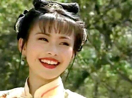 在纠缠误解中,易兰竹也被他的感情所伤害,他的头发是白色的.