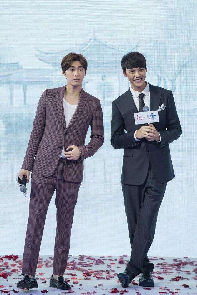 陈伟霆李易峰春晚后台拥抱?这对好兄弟又要一起过年啦!