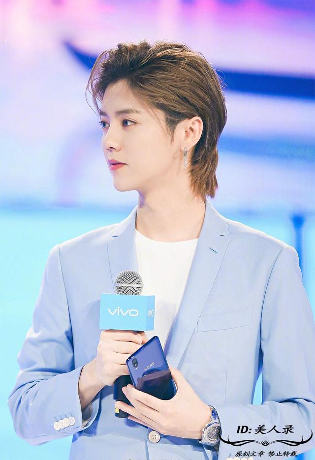 鹿晗出席发布会,鲻鱼头造型复古时尚,惹人注目