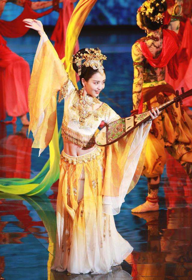 更是和最近爆红的哈尼克孜的舞蹈做对比