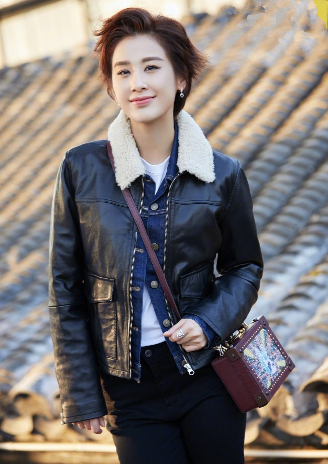 黄圣依短发造型太帅了,穿机车夹克搭配亮片短靴,时髦到飞起!