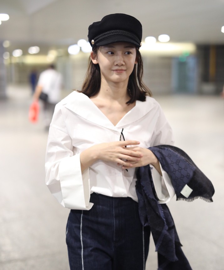 苗苗为秀腿,硬把牛仔裤变成开叉,小短腿也太尴尬了