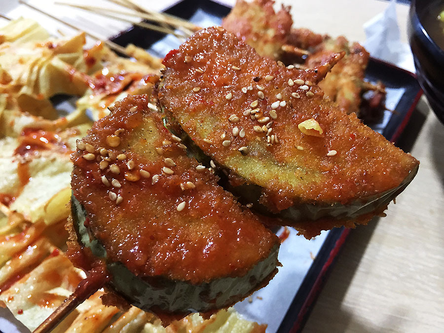 我个人认为薄薄的鸡排串反而比鸡肉串要好吃一点,薄薄的鸡排比鸡肉串