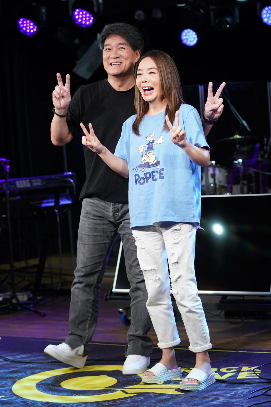 辛晓琪演唱会排练周华健探班 同框比v亲密互动