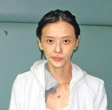 她曾因吸毒入狱, 现出狱交个25岁男友, 洗澡时要求检查胸部