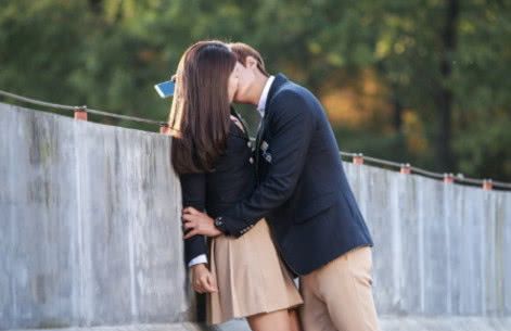 在男女之间交往的时候都会有一些亲密行为,而最常见的就是接吻,如果