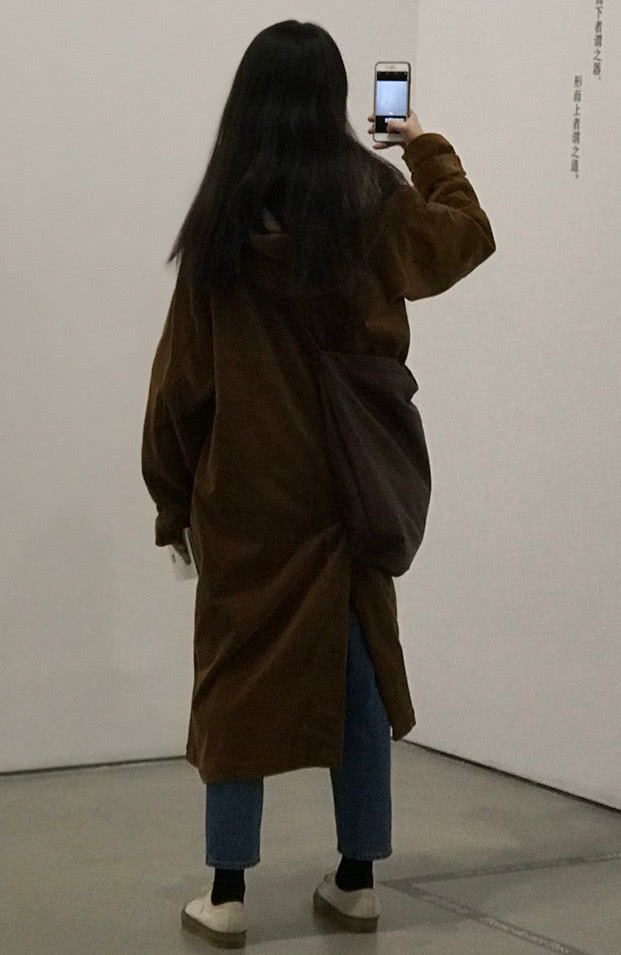倪妮穿着棕色大衣,斜挎黑色帆布包,只看背影也觉得很可爱!
