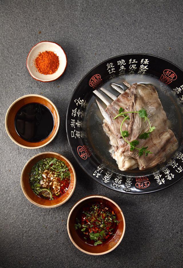 今天的菜其实很简单,煮羊肉容易,然后把我做蘸水的方法跟大家大概说一