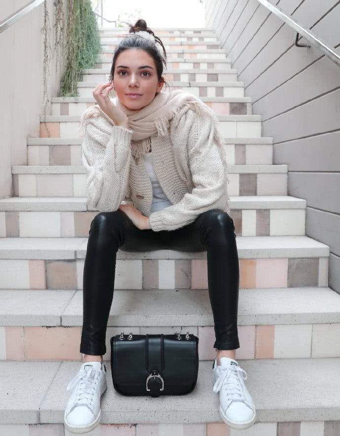 全球最赚钱超模肯豆脱下华服,扎丸子头穿白毛衣好美,太清纯了!