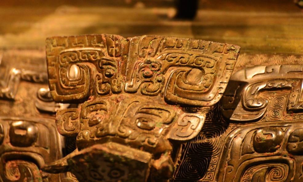 在"哗啦哗啦"的雨水洗刷下一件来自商朝晚期的青铜器"皿天全方罍",从