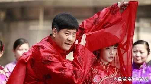 抛弃为他退圈的前妻, 却另娶小8岁娇妻, 现前妻大火而他无戏可拍