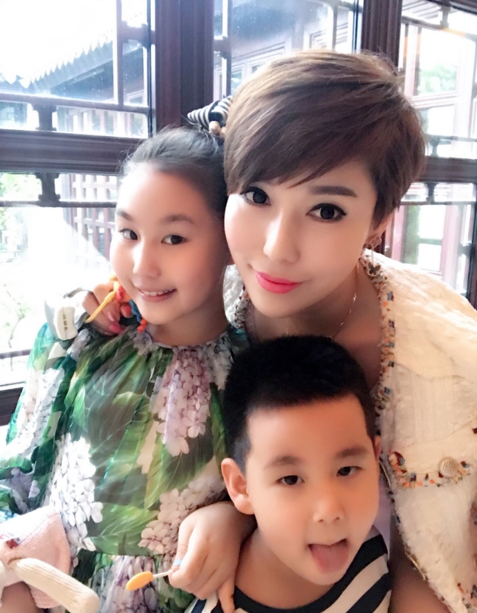 今年是李玮锋和耿晓辉结婚12周年,李玮锋向爱妻表达了自己的感受:"