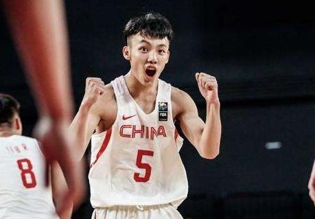 身高仅1米8,19岁徐杰快速成长,从野球场球迷到广东队后卫希望|广东队|徐杰|CBA_新浪新闻