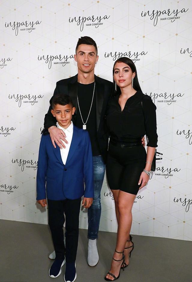 c罗携乔治娜亮相两人越来越有夫妻相迷你罗帅气抢镜