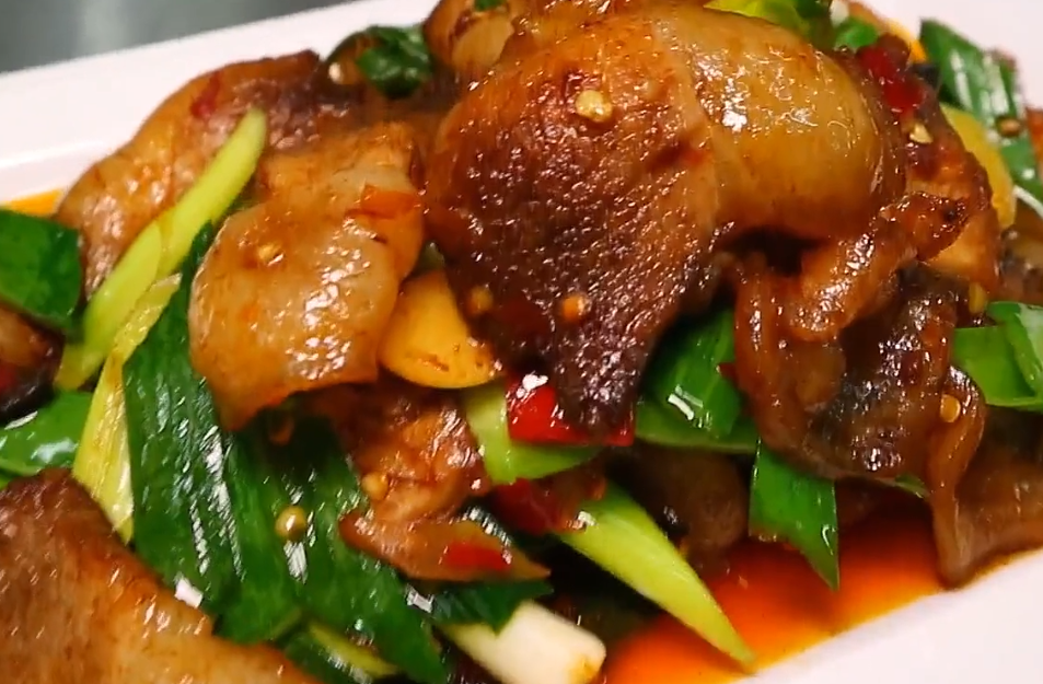 做回锅肉时,千万别直接下锅炒,多加这一步,保证肉香四溢不油腻