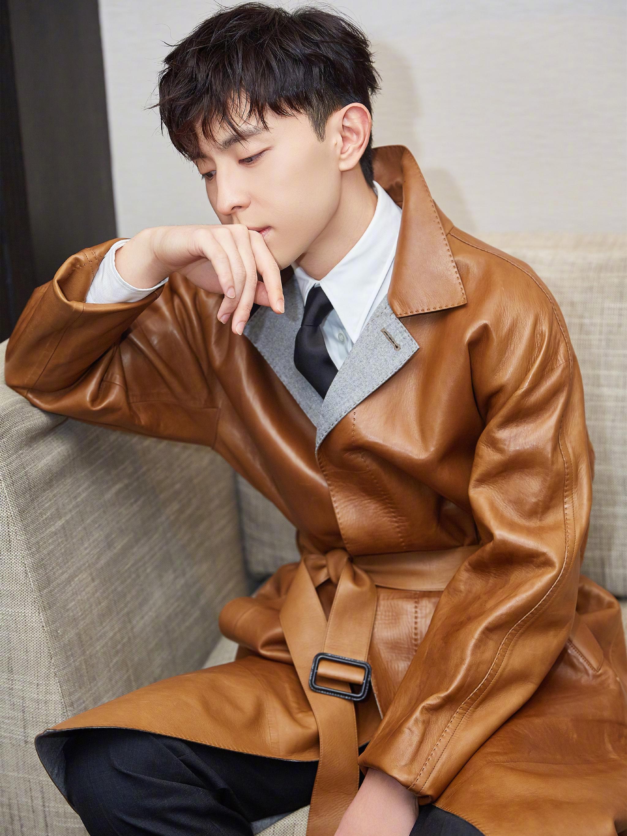 众人嫌弃的皮衣,邓伦穿上居然这么好看,配个衬衫就高级了?