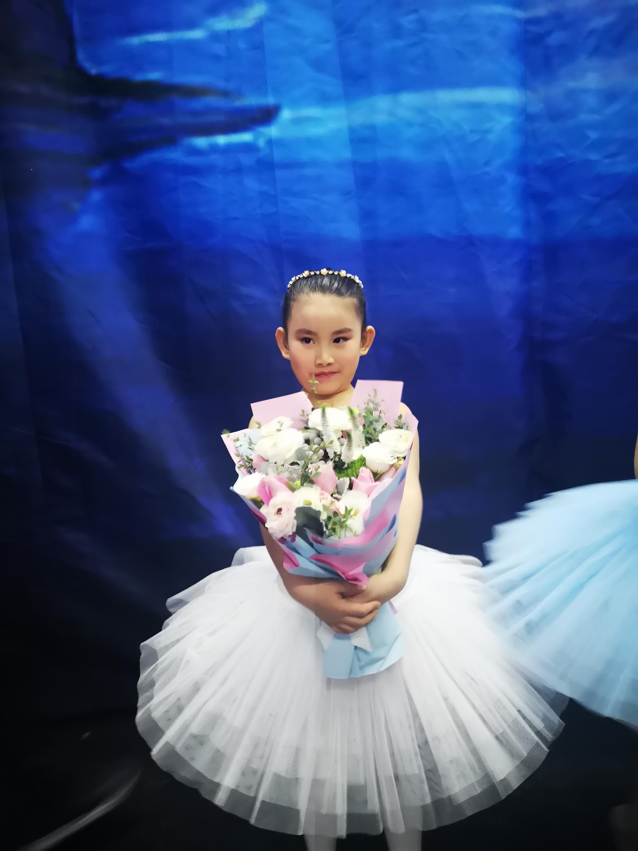 幸福像花儿一样绽放,尹涵参与上海小学生新年芭蕾演出