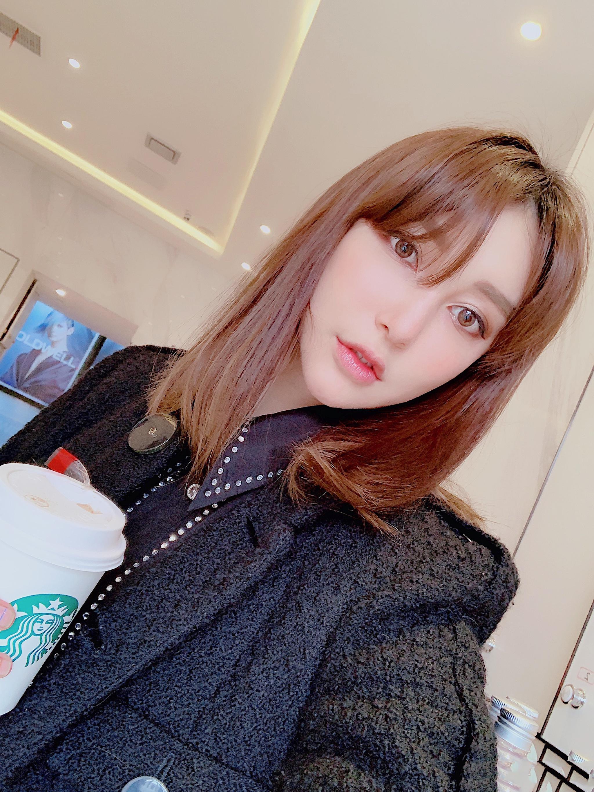 3月14日,李雨桐在微博发文回应曾参加胜利菲律宾生日派对一事, 表示