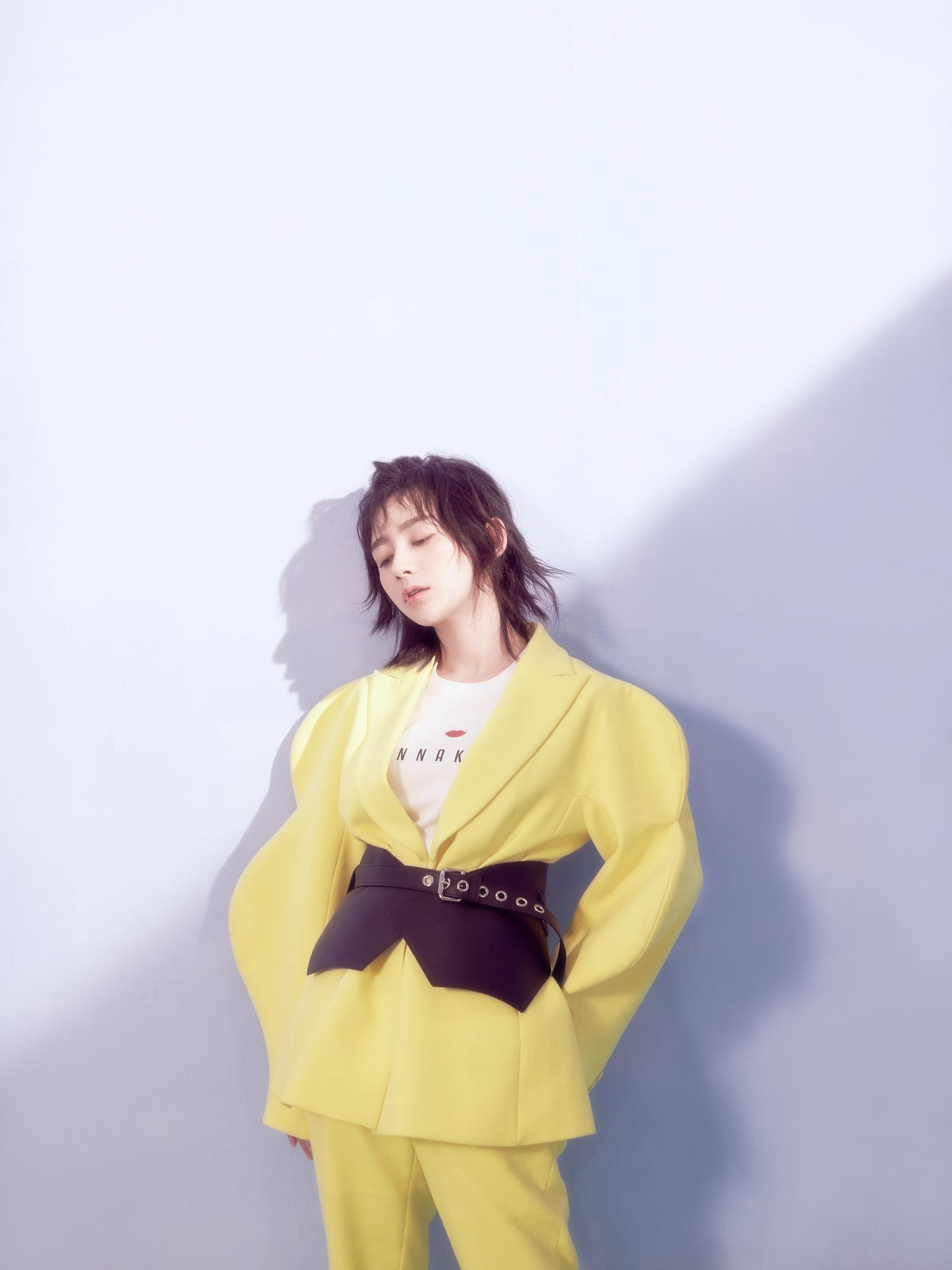 刘凡春日写真酷范儿十足 个性短发出镜展