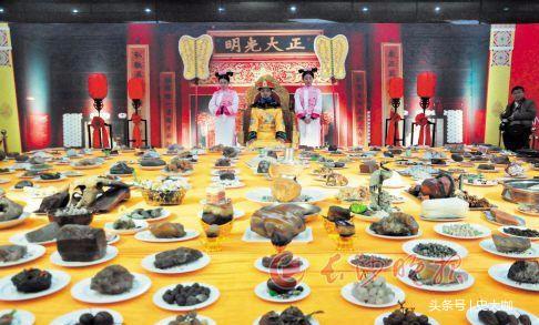 皇上只要说饿,御膳房为何就能端来热菜?