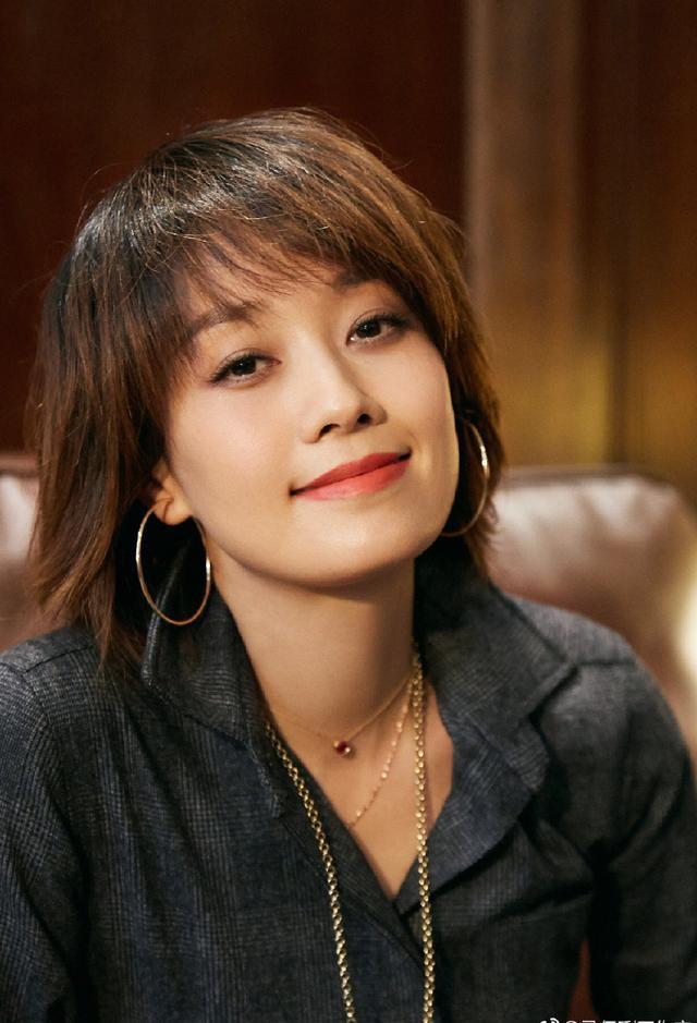 马伊琍西服搭配黑色休闲裤减龄又时尚 少女感满满