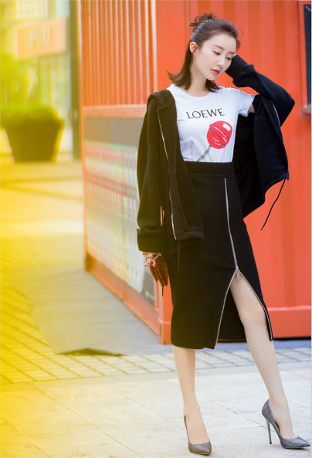 舒畅一改以往清纯路线,穿v领长裙秀身材,画风相当大胆|身材|时尚|美腿