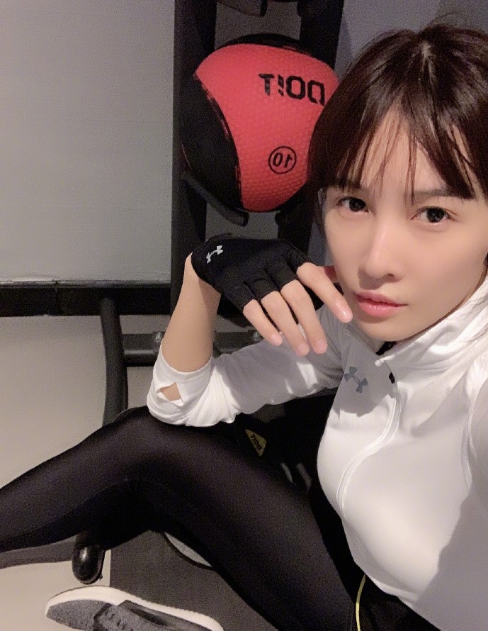 腿王张蓝心晒健身照上演踢腿杀网友一脚能踢到我肩膀上