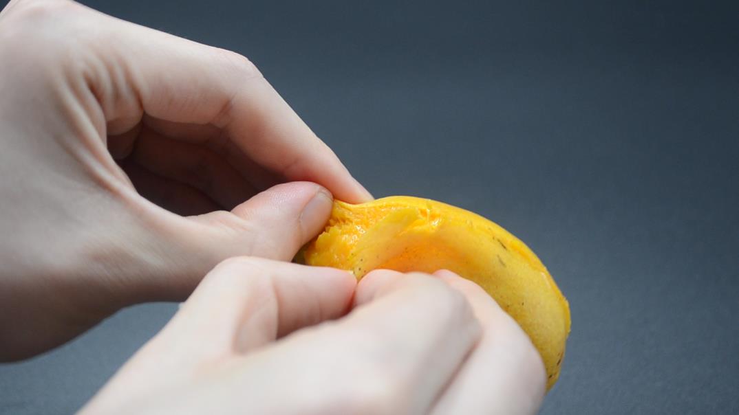 剥芒果谁还用手抠教你3个剥芒果的新方法不脏手不流汁真棒
