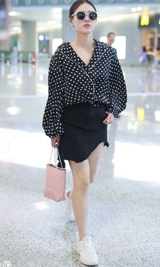 马思纯机场飞奔完全不顾胖助理的感受脸色通红不敢放慢脚步