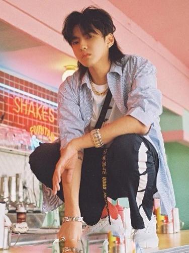 吴亦凡尝试"直男"穿搭,大裤衩配中筒袜,居然意外好看!