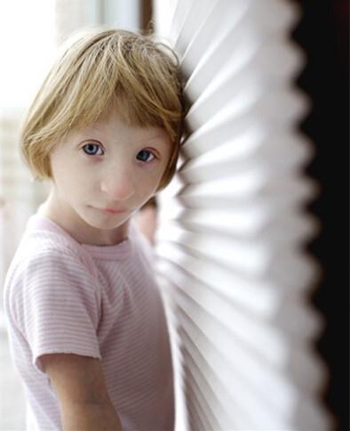 全世界身材最小女孩出生时只有3斤14岁停止生长像一只洋娃娃