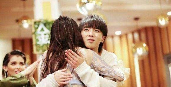 有一种胆大叫华晨宇抱关晓彤,看他手上的动作,鹿晗会怎么想?