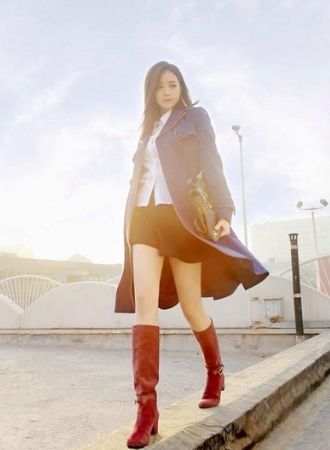 华妃蒋欣越来越会穿了,黑色短裤搭配红色长靴,性感迷人