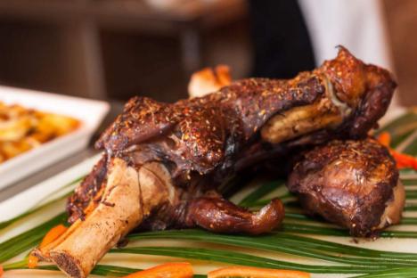 烤牛蹄经这三道工序 做出来成品是很好下酒菜 加上自制蘸料!