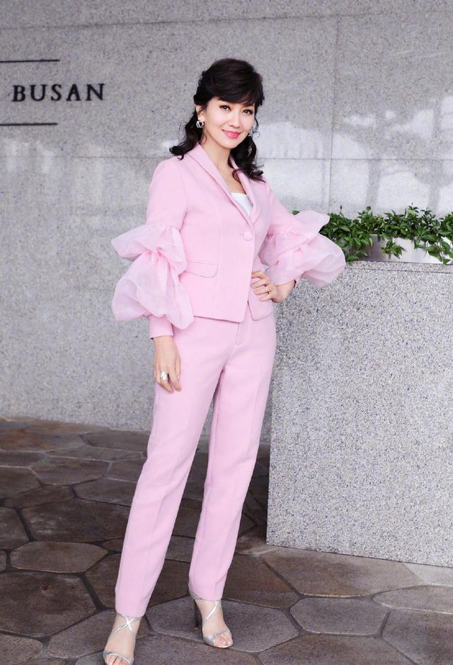 赵雅芝穿上"床单裙"嫩回18岁,看得都不好意思了