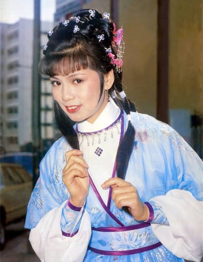 翁美玲在影迷心中是为了完成某项任务的天使,就为了塑造黄蓉而来