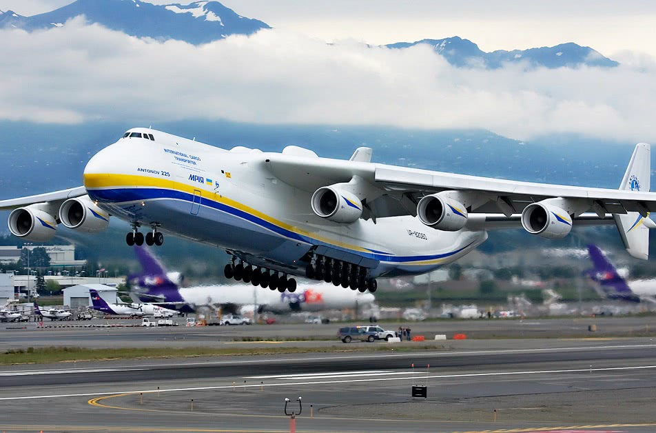 《流浪地球》这架超级运输机,现实中仅该国拥有,中国花高价引进