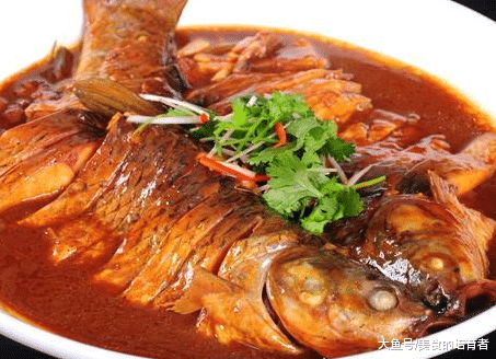 那么说到炖鱼,不管炖啥鱼,别只会放料酒和啤酒了,加它炖,鱼肉鲜又嫩!