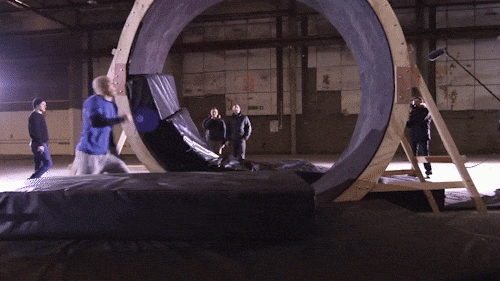 牛人挑战地心引力在360度环形跑道内奔跑一圈他能创造奇迹吗